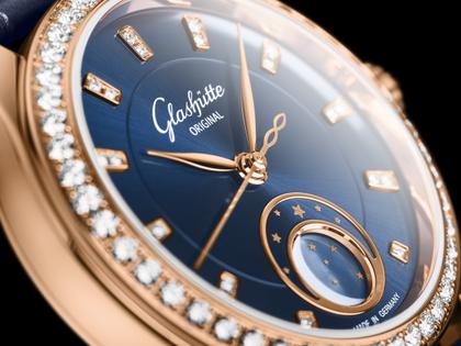 Glashütte Original Lady Serenade Luna Automatik Edelstahl 32,5mm blaues Zifferblatt blaues Lederband – Damenuhren Uhr ohne Datum aus 750 Rotgold, Edelstahl und Leder. Das Gehäuse ist rund und silber. Das Lederarmband Kroko / Alligator ist blau. Das Zifferblatt ist ein Index in blau. – Ansicht 4