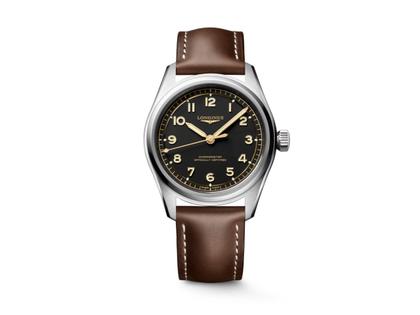 Longines Spirit Pilot Automatik Edelstahl 39mm schwarzes Zifferblatt braunes Lederband – Herrenuhren Uhr ohne Datum aus Edelstahl und Leder. Das Gehäuse ist rund und silber. Das Lederarmband ist braun. Das Zifferblatt ist arabisch und schwarz.