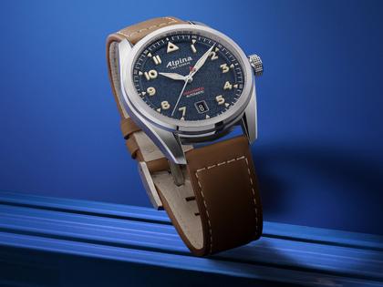 Alpina Startimer Pilot Automatik Edelstahl 40mm blaues Zifferblatt braunes Lederband – Herrenuhren Uhr mit Datum aus Edelstahl und Leder. Das Gehäuse ist rund und silber. Das Lederarmband ist braun. Das Zifferblatt ist arabisch Index und blau. – Ansicht 6