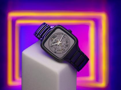 Rado True Square x Kunihiko Morinaga Special Edition Automatik schwarze Keramik 38mm photochromes Zifferblatt schwarzes Keramikband – Herrenuhren Uhr ohne Datum aus Keramik und Titan. Das Gehäuse ist quadratisch und schwarz. Das Keramikarmband ist schwarz. Der Zifferblatt ist ohne Zeichen. – Ansicht 8