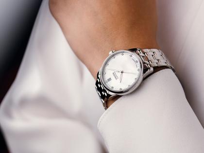 Union Glashütte Seris  Datum Damenuhr weißes Perlmuttzifferblatt und Brillanten Edelstahlband – Damenuhren Uhr mit Datum aus Edelstahl und Leder. Das Gehäuse ist rund und silber. Das Edelstahlarmband ist silber. Das Zifferblatt ist ein Index in weiß. – Ansicht 4