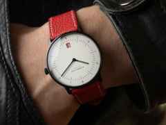Sternglas Naos Edition Bauhaus III Quarz Edelstahl Schwarz-PVD 38mm weißes Zifferblatt rotes Lederband – Herrenuhren Uhr mit Datum aus Edelstahl, Leder und PVD beschichtet. Das Gehäuse ist rund und schwarz. Das Lederarmband ist rot. Das Zifferblatt ist arabisch Index und weiß. – Ansicht 8