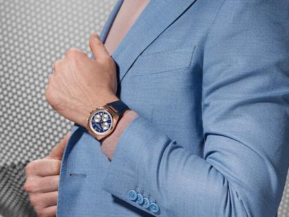 Frederique Constant Highlife Chronograph Automatic Edelstahl Roségold-PVD 41mm blau-weißes Zifferblatt blaues Lederband – Herrenuhren Chronograph aus Edelstahl und Leder. Das Gehäuse ist rund und roségold. Das Lederarmband ist blau. Das Zifferblatt ist ein Index in blau. – Ansicht 8