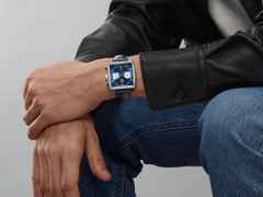 TAG Heuer Monaco Chronograph Automatik Edelstahl 39mm blaues Zifferblatt blaues Lederband – Herrenuhren Chronograph aus Edelstahl. Das Gehäuse ist rechteckig und silber. Das Lederarmband Kroko / Alligator ist blau. Das Zifferblatt ist ein Index in blau. – Ansicht 5