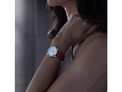 Longines Master Collection Automatik Edelstahl 34mm weißes Perlmutt-Zifferblatt mit Diamanten rotes Lederband – Damenuhren Uhr mit Datum aus Edelstahl und Leder. Das Gehäuse ist rund und silber. Das Lederarmband Kroko / Alligator ist rot. Das Zifferblatt ist ein Index in weiß. – Ansicht 5