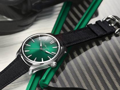 H. Moser & Cie. Pioneer Centre Seconds Cosmic Green Fumé Automatik Edelstahl 42,8mm grünes Zifferblatt schwarzes Textilband – Herrenuhren Uhr ohne Datum aus Edelstahl. Das Gehäuse ist rund und silber. Das Textilarmband ist schwarz. Das Zifferblatt ist ein Index in grün. – Ansicht 3