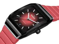 Rado Anatom Automatik Keramik 32,5mm schwarz-rotes Zifferblatt rotes Kautschukband – Damenuhren Uhr mit Datum aus Edelstahl, Kautschuk, Keramik und PVD beschichtet. Das Gehäuse ist rechteckig und schwarz. Das Kautschuk / Kunststoff / Silikon Armband ist rot. Das Zifferblatt ist ein Index in rot. – Ansicht 2