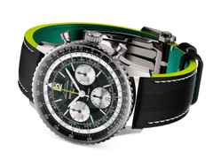 Breitling Navitimer B01 Chronograph 43 Titan Aston Martin Aramco Formula ONE™ Team Limited Edition – Herrenuhren Chronograph aus Titan. Das Gehäuse ist rund und silber. Das Lederarmband ist anthrazit. Das Zifferblatt ist ein Index in anthrazit. – Ansicht 5