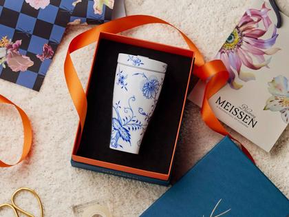 Meissen Coffee to Go Becher "Zwiebelmuster Style" aus Meissner Porzellan – Porzellanwaren Tafelporzellan in weiß und aus Kunststoff und Porzellan. – Ansicht 4