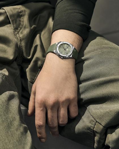 Alpina Alpiner Extreme Quartz Edelstahl 34mm grünes Zifferblatt grünes Kautschukband – Damenuhren Uhr mit Datum aus Edelstahl und Kautschuk. Das Gehäuse ist rund und silber. Das Kautschuk / Kunststoff / Silikon Armband ist grün. Das Zifferblatt ist ein Index in grün. – Ansicht 3