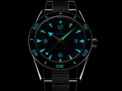 Omega Seamaster 300 Automatik Edelstahl 41mm blaues Zifferblatt Metallband – Herrenuhren Uhr ohne Datum aus Aluminium und Edelstahl. Das Gehäuse ist rund und silber. Das Edelstahlarmband ist silber. Das Zifferblatt ist arabisch Index und blau. – Ansicht 2
