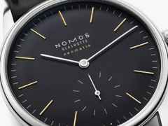 Nomos Glashütte Orion neomatik New Black Automatik Edelstahl 36mm schwarzes Zifferblatt schwarzes Lederband Glasboden – Herrenuhren Uhr ohne Datum aus Edelstahl und Leder. Das Gehäuse ist rund und silber. Das Lederarmband ist schwarz. Das Zifferblatt ist ein Index in schwarz. – Ansicht 5