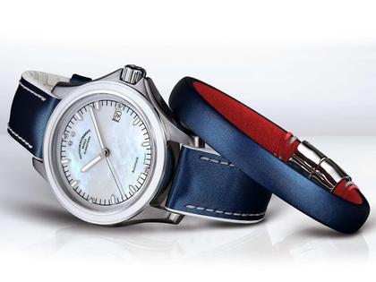 Mühle Glashütte Promare Lady Datum HelgaCup Edition Automatik Edelstahl 39mm Perlmutt-Zifferblatt blaues Lederband – Damenuhren Uhr mit Datum aus Edelstahl und Keramik. Das Gehäuse ist rund und silber. Das Lederarmband ist blau. Das Zifferblatt ist ein Index in weiß.