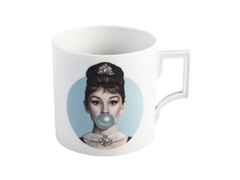 Meissen MUG Collection Big Mug Henkelbecher X Michael Moebius "Legends blowing Bubbles" Audrey Hepburn Blau – Porzellanwaren Tafelporzellan in weiß und aus Porzellan.