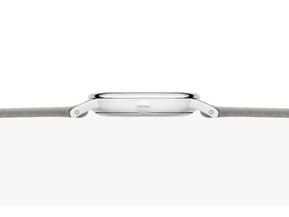Nomos Glashütte Ludwig 33 75 Jahre Grundgesetz Handaufzug Edelstahl 33mm weißes Zifferblatt graues Lederband limitiert – Damenuhren Uhr ohne Datum aus Edelstahl und Leder. Das Gehäuse ist rund und silber. Das Lederarmband ist grau. Das Zifferblatt ist römisch Index und weiß. – Ansicht 3