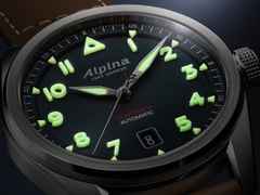 Alpina Startimer Pilot Automatik Edelstahl 40mm blaues Zifferblatt braunes Lederband – Herrenuhren Uhr mit Datum aus Edelstahl und Leder. Das Gehäuse ist rund und silber. Das Lederarmband ist braun. Das Zifferblatt ist arabisch Index und blau. – Ansicht 4