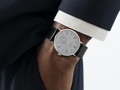 Nomos Glashütte Tangente 39 neomatik Platingrau Automatik 39mm silberfarbenes Zifferblatt schwarzes Lederband Glasboden – Herrenuhren Uhr ohne Datum aus Edelstahl. Das Gehäuse ist rund und silber. Das Lederarmband ist schwarz. Das Zifferblatt ist arabisch Index und grau. – Ansicht 5
