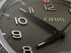 Oris ProPilot Date Automatik Edelstahl 41mm grünes Zifferblatt grünes Lederband – Herrenuhren Uhr mit Datum aus Edelstahl und Leder. Das Gehäuse ist rund und silber. Das Lederarmband ist grün. Das Zifferblatt ist arabisch und grün. – Ansicht 2
