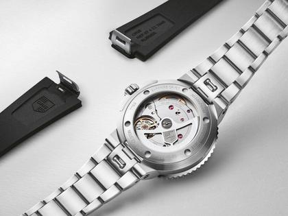 Oris Aquis Date Calibre 400 Automatik Edelstahl 41,5mm blaues Zifferblatt schwarzes Kautschukband – Herrenuhren Uhr mit Datum aus Edelstahl. Das Gehäuse ist rund und silber. Das Kautschuk / Kunststoff / Silikon Armband ist schwarz. Das Zifferblatt ist ein Index in blau. – Ansicht 2