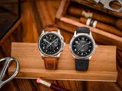 Mühle Glashütte Lunova Chronograph Automatik Edelstahl 42,3mm schwarz-graues Zifferblatt Vintage-Lederband – Herrenuhren Chronograph aus Edelstahl. Das Gehäuse ist rund und silber. Das Lederarmband ist braun. Das Zifferblatt ist arabisch Index und schwarz. – Ansicht 2
