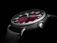 H. Moser & Cie. Heritage Dual Time Burgundy Fumé Automatik Edelstahl 42mm rotes Zifferblatt graues Lederband – Herrenuhren Uhr ohne Datum aus Edelstahl. Das Gehäuse ist rund und silber. Das Lederarmband ist grau. Das Zifferblatt ist arabisch und rot. – Ansicht 3
