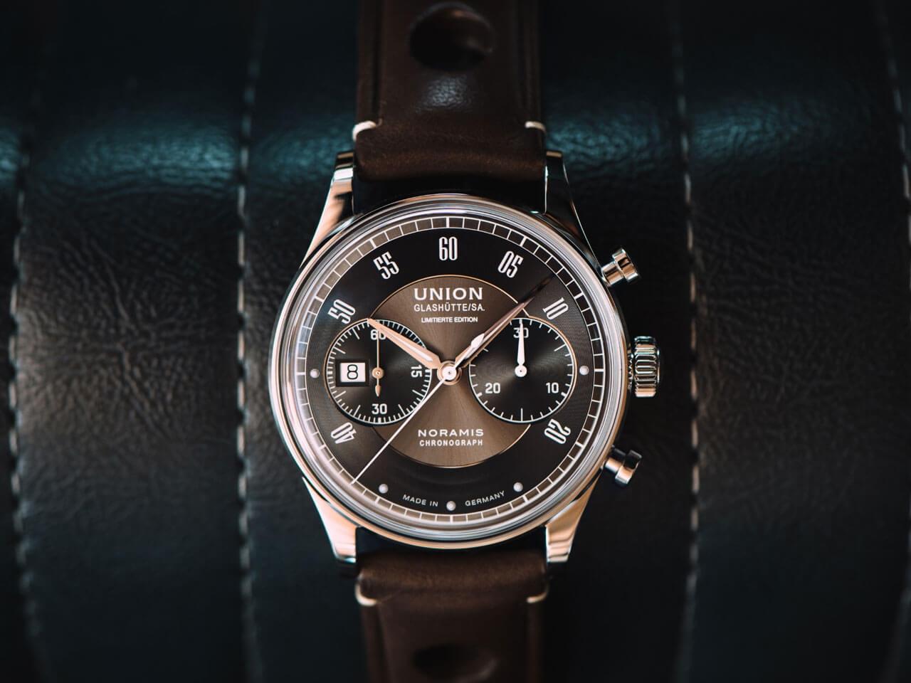 Union Glashütte Noramis Chronograph Sachsen Classic 2022 Limited Edition Automatik Edelstahl 42mm graues Zifferblatt braunes Lederband – Herrenuhren Chronograph aus Edelstahl. Das Gehäuse ist rund und silber. Das Lederarmband ist braun. Das Zifferblatt ist arabisch Index und grau. – Ansicht 8