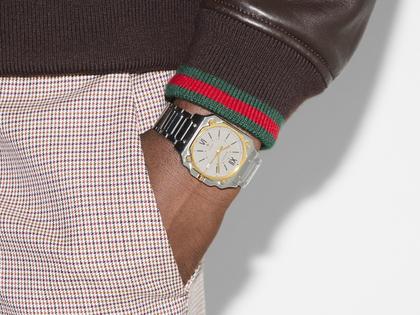 Gucci G-Flat Quarz Edelstahl 36mm silbernes Zifferblatt Metallband YA166403 – Herrenuhren Uhr mit Datum aus Edelstahl und vergoldet. Das Gehäuse ist rechteckig und silber-gelbgold. Das Edelstahlarmband ist silber. Das Zifferblatt ist römisch Index und grau. – Ansicht 4