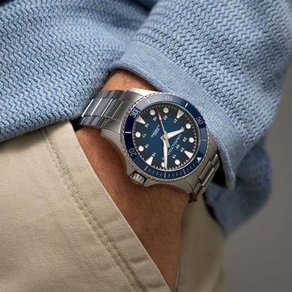 Hamilton Khaki Navy Scuba Automatic Edelstahl 43mm blaues Zifferblatt Metallband – Herrenuhren Uhr ohne Datum aus Edelstahl. Das Gehäuse ist rund und silber. Das Edelstahlarmband ist silber. Das Zifferblatt ist ein Index in blau. – Ansicht 2