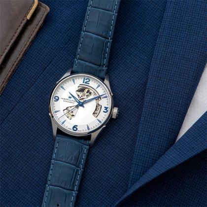 Hamilton Jazzmaster Open Heart Automatik Edelstahl 42mm silbernes Zifferblatt blaues Lederband – Herrenuhren Uhr ohne Datum aus Edelstahl. Das Gehäuse ist rund und silber. Das Lederarmband ist blau. Das Zifferblatt ist arabisch Index und silber. – Ansicht 2