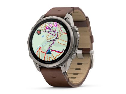 Garmin Fenix 9 Pro inReach Titan 47mm digitales Display braunes Lederband – Herrenuhren Uhr Multifunktion aus Leder und Titan. Das Gehäuse ist rund und grau. Das Lederarmband ist braun. Das Zifferblatt ist digital und schwarz. – Ansicht 2