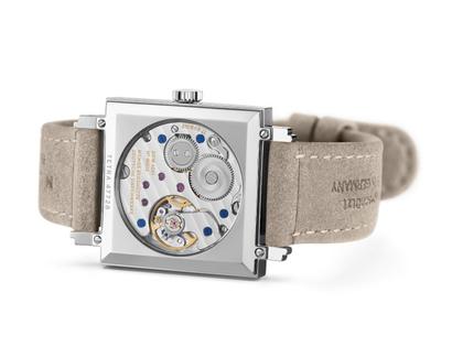 Nomos Glashütte Tetra Origins Basalt Handaufzug Edelstahl 29,5mm schwarzes Zifferblatt graues Lederband Stahlboden – Damenuhren Uhr ohne Datum aus Edelstahl und Leder. Das Gehäuse ist quadratisch und silber. Das Lederarmband ist grau. Das Zifferblatt ist arabisch Index und schwarz. – Ansicht 7