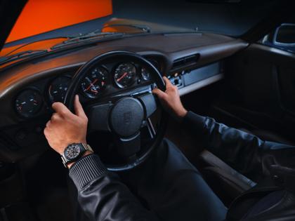 Porsche Design Chronograph 1 - 50 Jahre 911 Turbo Edition Automatik Titan 40mm schwarzes Zifferblatt Metallband und Textilband limitiert – Herrenuhren Chronograph aus Titan und Titancarbid beschichtet. Das Gehäuse ist rund und schwarz. Das Titanarmband ist schwarz. Das Zifferblatt ist arabisch Index und schwarz. – Ansicht 12