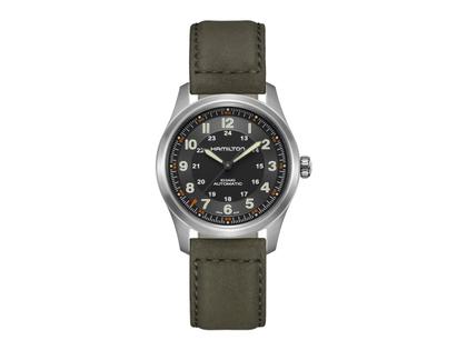 Hamilton Khaki Field Titanium Auto Titan 38mm schwarzes Zifferblatt graues Lederband – Herrenuhren Uhr ohne Datum aus Leder und Titan. Das Gehäuse ist rund und silber. Das Lederarmband ist braun. Das Zifferblatt ist arabisch und schwarz.