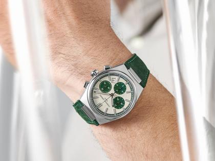 Frederique Constant Highlife Chronograph Automatic Edelstahl 41mm weiß-grünes Zifferblatt grünes Lederband limitiert – Herrenuhren Chronograph aus Edelstahl und Leder. Das Gehäuse ist rund und silber. Das Lederarmband ist grün. Das Zifferblatt ist ein Index in weiß. – Ansicht 7