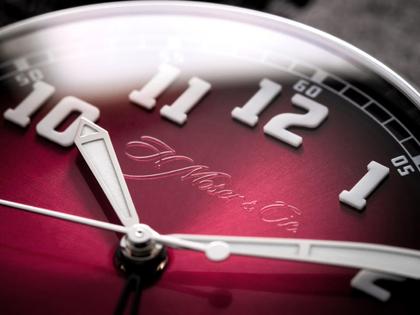 H. Moser & Cie. Heritage Dual Time Burgundy Fumé Automatik Edelstahl 42mm rotes Zifferblatt graues Lederband – Herrenuhren Uhr ohne Datum aus Edelstahl. Das Gehäuse ist rund und silber. Das Lederarmband ist grau. Das Zifferblatt ist arabisch und rot. – Ansicht 4