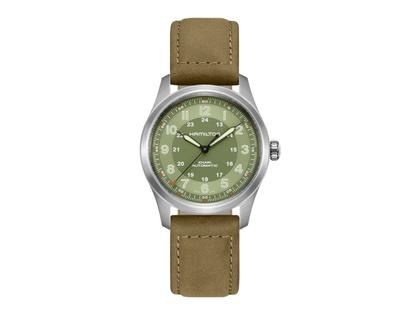 Hamilton Khaki Field Titanium Auto Titan 38mm grünes Zifferblatt braunes Lederband – Herrenuhren Uhr ohne Datum aus Leder und Titan. Das Gehäuse ist rund und silber. Das Lederarmband ist braun. Das Zifferblatt ist arabisch und grün.