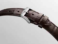 Longines Flagship Heritage Automatik Edelstahl 38,5mm beiges Zifferblatt braunes Lederband – Herrenuhren Uhr mit Datum aus Edelstahl und Leder. Das Gehäuse ist rund und silber. Das Lederarmband Kroko / Alligator ist braun. Das Zifferblatt ist ein Index in beige. – Ansicht 5