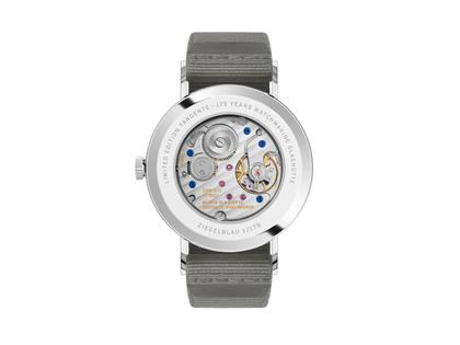 Nomos Glashütte Tangente 38 Datum "175 Years Watchmaking - Ziegelblau" Handaufzug Edelstahl rotes Zifferblatt graues Textilband Glasboden – Herrenuhren Uhr mit Datum aus Edelstahl. Das Gehäuse ist rund und silber. Das Textilarmband ist grau. Das Zifferblatt ist arabisch Index und rot. – Ansicht 2