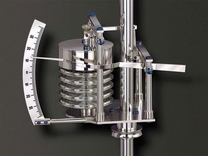 Erwin Sattler Präzisionspendeluhr Wanduhr Classica Secunda 1995 schwarz – Großuhren Wanduhr aus . Das Gehäuse ist rechteckig und schwarz. Das Zifferblatt ist arabisch Index und silber. – Ansicht 4