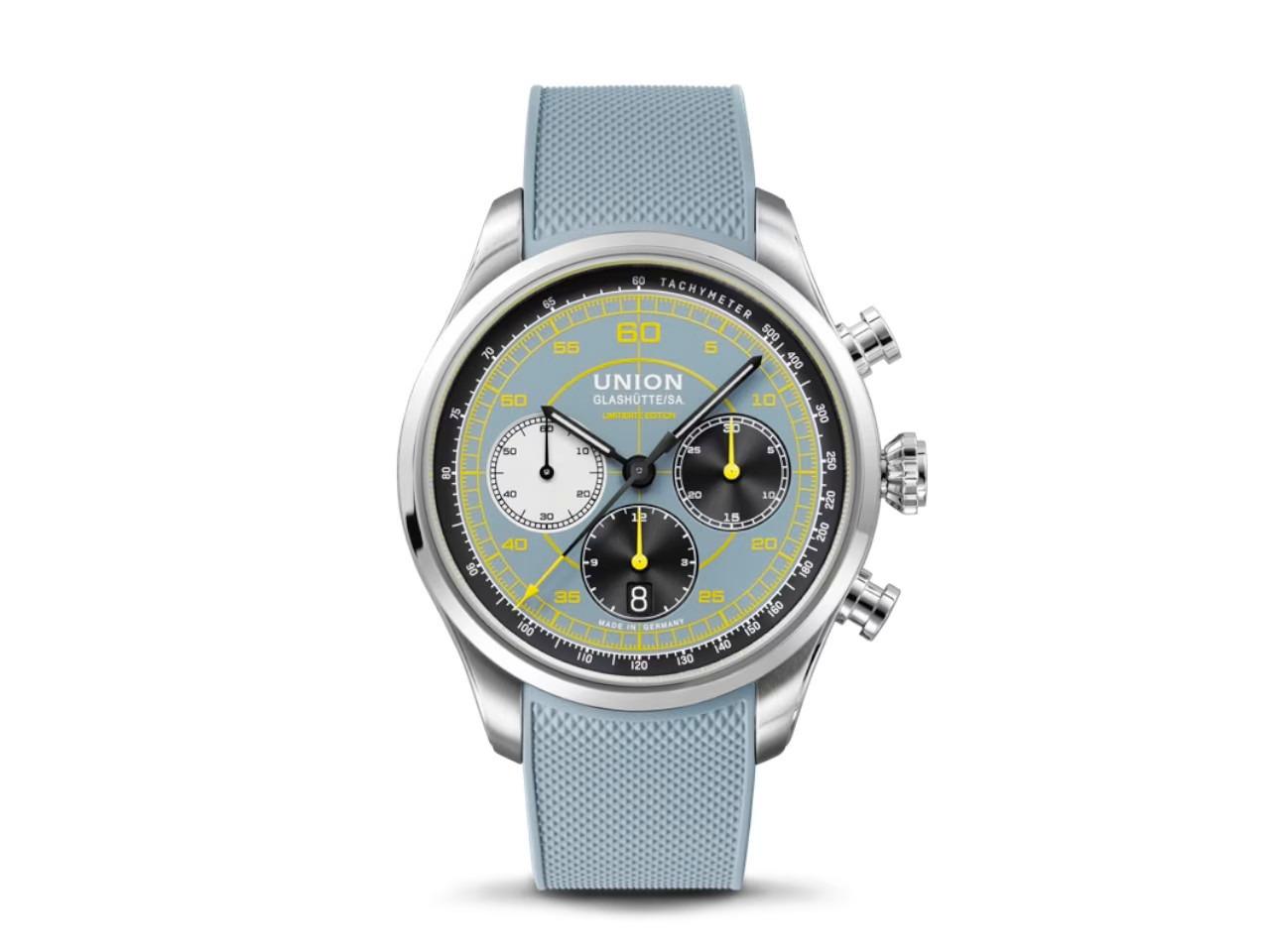 Union Glashütte Belisar Chronograph Speedster 2025 Limited Edition Automatik Edelstahl 44mm blaues Zifferblatt blaues Kautschukband – Herrenuhren Chronograph aus Edelstahl und Kautschuk. Das Gehäuse ist rund und silber. Das Kautschuk / Kunststoff / Silikon Armband ist blau. Das Zifferblatt ist arabisch und blau. – Ansicht 2