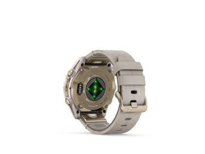 Garmin fenix 8 43mm AMOLED faserverstärktes Polymer Edelstahl softgold beschichtet kalksteinfarbenes Lederband – Damenuhren Uhr Multifunktion aus DLC beschichtet und Edelstahl. Das Gehäuse ist rund und beige. Das Lederarmband ist beige. Das Zifferblatt ist digital und schwarz. – Ansicht 5