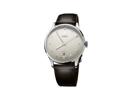 Herrenuhren Uhr mit Datum aus Edelstahl. Das Gehäuse ist rund und silber. Das Lederarmband ist braun. Das Zifferblatt ist ein Index in weiß.