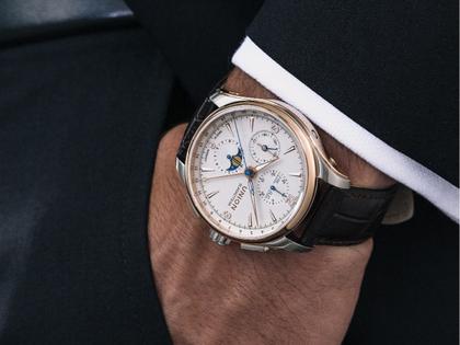 Union Glashütte Belisar Chronograph Mondphase Automatik Edelstahl 42mm weißes Zifferblatt braunes Lederband – Herrenuhren Chronograph aus Edelstahl. Das Gehäuse ist rund und silber. Das Lederarmband ist braun. Das Zifferblatt ist arabisch Index und silber. – Ansicht 7