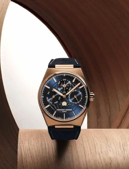 Frederique Constant Highlife Perpetual Calendar Manufacture Automatik Roségold 41mm blaues Zifferblatt Lederband – Herrenuhren Uhr mit Kalender aus 750 Rotgold. Das Gehäuse ist rund und roségold. Das Lederarmband Kroko / Alligator ist blau. Das Zifferblatt ist ein Index in blau. – Ansicht 2