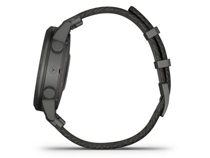 Garmin MARQ Commander digital schwarzes Jacquard-Weave Nylonarmband – Herrenuhren Uhr Multifunktion aus DLC beschichtet und Titan. Das Gehäuse ist rund und schwarz. Das Textilarmband ist schwarz. Das Zifferblatt ist digital und schwarz. – Ansicht 4