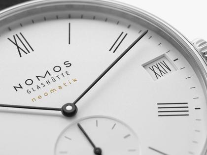 Nomos Glashütte Ludwig Neomatik 41 Datum 75 Jahre Grundgesetz Automatik Edelstahl 41mm weißes Zifferblatt schwarzes Lederband limitiert – Herrenuhren Uhr mit Datum aus Edelstahl und Leder. Das Gehäuse ist rund und silber. Das Lederarmband ist schwarz. Das Zifferblatt ist römisch Index und weiß. – Ansicht 5