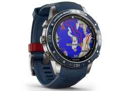 Garmin MARQ Captain digital blaues Silikonband American Magic Edition – Herrenuhren Uhr Multifunktion aus Titan. Das Gehäuse ist rund und grau. Das Kautschuk / Kunststoff / Silikon Armband ist blau. Das Zifferblatt ist digital und schwarz. – Ansicht 2