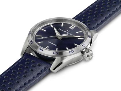Hamilton Jazzmaster Performer Auto Edelstahl 34mm dunkelblaues Zifferblatt dunkelblaues Lederband – Damenuhren Uhr ohne Datum aus Edelstahl und Leder. Das Gehäuse ist rund und silber. Das Lederarmband ist blau. Das Zifferblatt ist ein Index in blau. – Ansicht 2