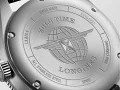 Longines Spirit Zulu Time Automatik Edelstahl 42mm blaues Zifferblatt blaues Lederband – Herrenuhren Uhr mit Datum aus Edelstahl, Keramik und Leder. Das Gehäuse ist rund und silber. Das Lederarmband ist blau. Das Zifferblatt ist arabisch und blau. – Ansicht 3
