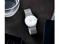Junghans Max Bill Kleine Automatic Edelstahl 34mm silbernes Zifferblatt Metallband – Damenuhren Uhr mit Datum aus Edelstahl. Das Gehäuse ist rund und silber. Das Edelstahlarmband ist silber. Das Zifferblatt ist ein Index in silber. – Ansicht 4